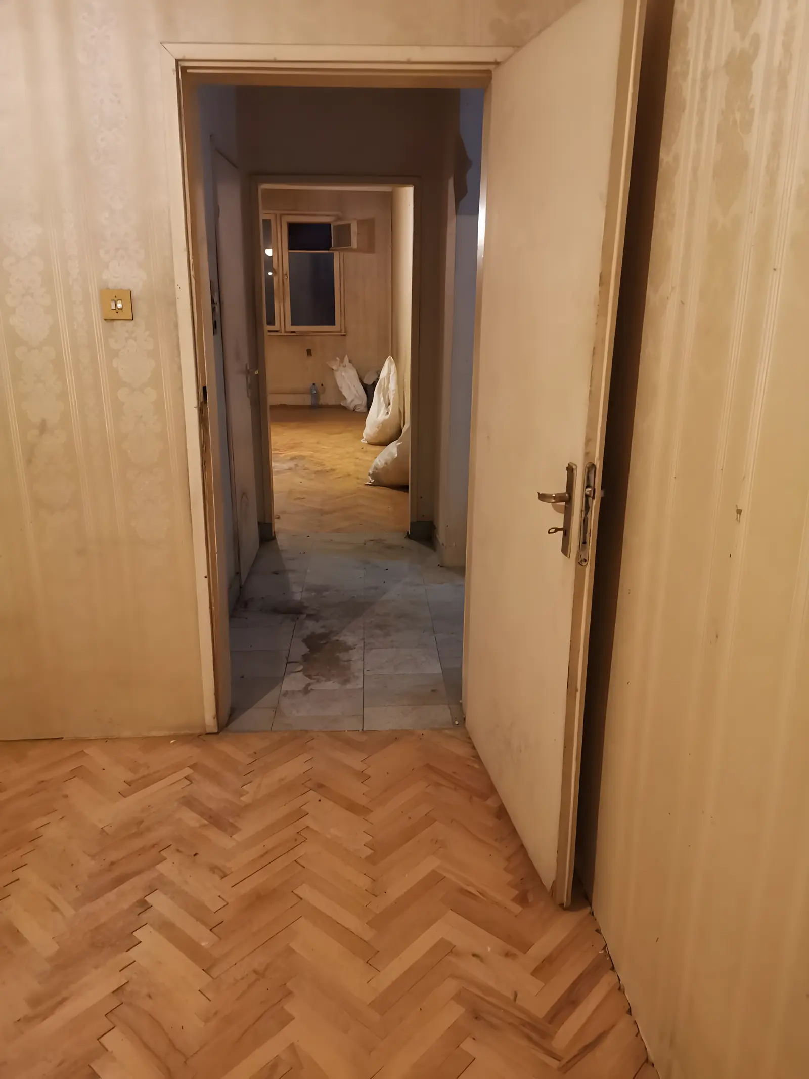 Почистена стая след разчистване на замърсено жилище в София