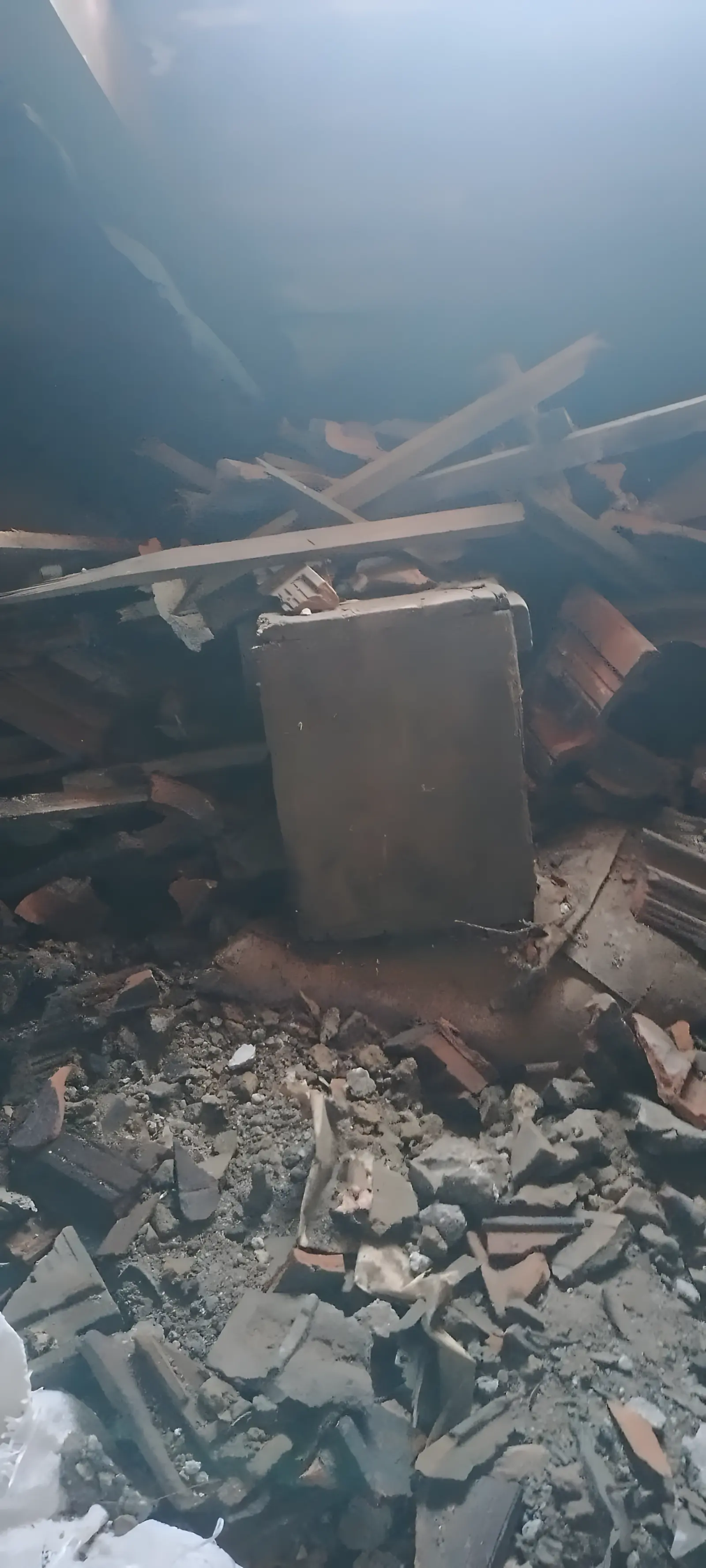 Разчистване на таван от стар багаж в София